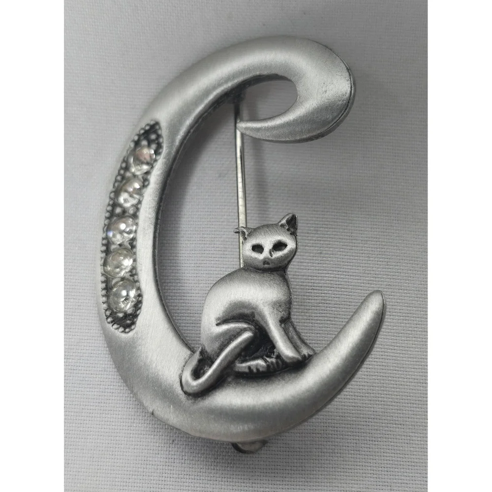 Vtg Signed JJ JONETTE Silver Tone Pewter? INITIAL‎ C BROOCH w/Cat & Crystals
